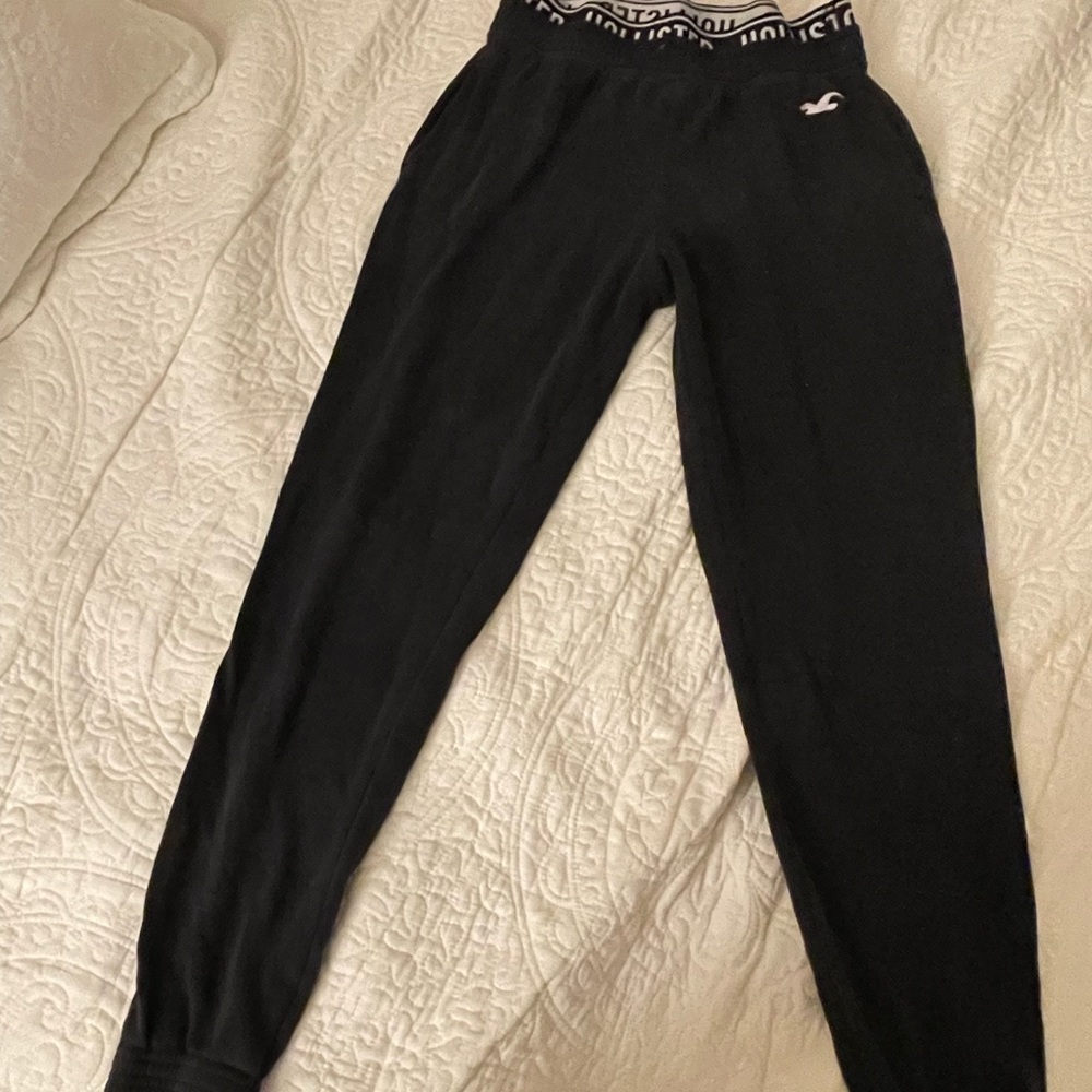 HOLLISTER BLACK SWEATS
